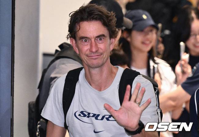 [OSEN=인천공항, 조은정 기자]토트넘 선수단이 1일 오후 인천국제공항을 통해 입국했다. 토트넘은 오는 3일 서울월드컵경기장에서 뉴캐슬(잉글랜드)과 2025 쿠팡플레이 시리즈 2경기를 치른다.잉글랜드 프리미어리그 토트넘 홋스퍼 토마스 프랭크 감독이 한국 팬들을 향해 손을 흔들고 있다. .2025.08.01 /cej@osen.co.kr