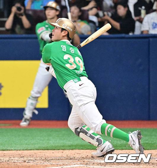 [OSEN=고척, 박준형 기자] 1일 오후 서울 고척스카이돔에서 ‘2025 신한 SOL BANK KBO리그’ 키움 히어로즈와 롯데 자이언츠의 경기가 진행됐다.이날 경기에 키움은 알칸타라를, 롯데는 이민석을 선발투수로 내세웠다.7회말 무사 1루 키움 염승원이 안타를 날리고 있다.  2025.08.01 / soul1014@osen.co.kr