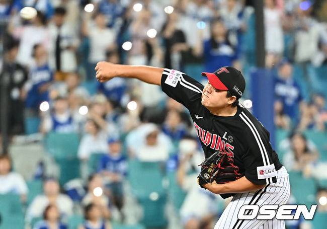 [OSEN=대구, 이석우 기자] 1일 대구삼성라이온즈파크에서 2025 신한 SOL 뱅크 KBO 리그 삼성 라이온즈와 LG 트윈스의 경기가 열렸다. 홈팀 삼성은 후라도가, 방문팀 LG는 임찬규가 선발 출전했다. LG 트윈스 장현식이 역투하고 있다. 2025.08.01 / foto0307@osen.co.kr