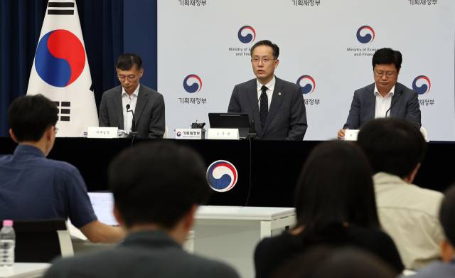 ▲이형일 기획재정부 1차관이 지난 29일 정부세종청사 민원동 브리핑실에서 2025 세제 개편안 상세 브리핑을 하고 있다. 오른쪽부터 조만희 조세총괄정책관, 이 차관, 박금철 세제실장. ⓒ연합뉴스