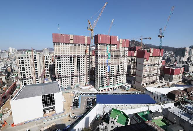 서울시내 한 아파트단지 공사현장. 사진 = 뉴스1