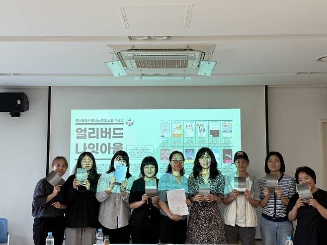지난 24일 서울 중랑구 중랑숲어린이도서관에서 열린 중랑문화재단 ‘얼리버드 나잇아울’ 독서 토론에 참여한 주민들의 모습. 이날 주민들은 한강 작가의 소설 ‘흰’을 주제로 2시간 동안 독서 토론을 진행했다. 중랑구 제공