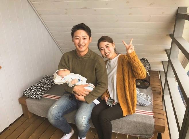 첫째 딸이 태어났을 당시 쿠리오 카즈키씨 가족의 모습. 쿠리오 카즈키 인스타그램