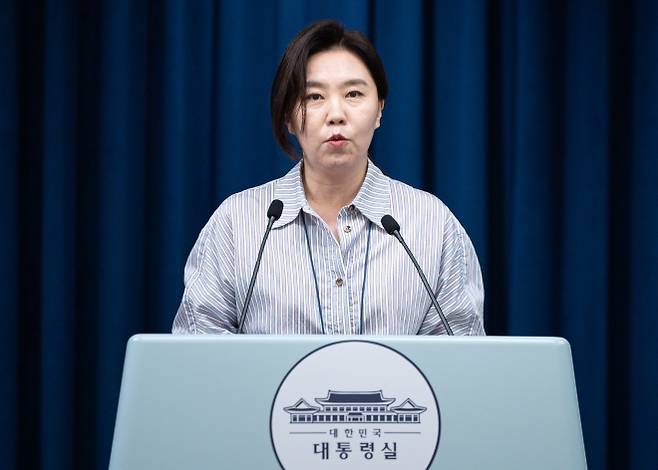 전국 시·도지사 간담회 브리핑 하는 강유정 대변인 - 강유정 대통령실 대변인이 1일 서울 용산 대통령실 청사에서 전국 시·도지사 간담회 관련 브리핑을 하고 있다. 뉴스1