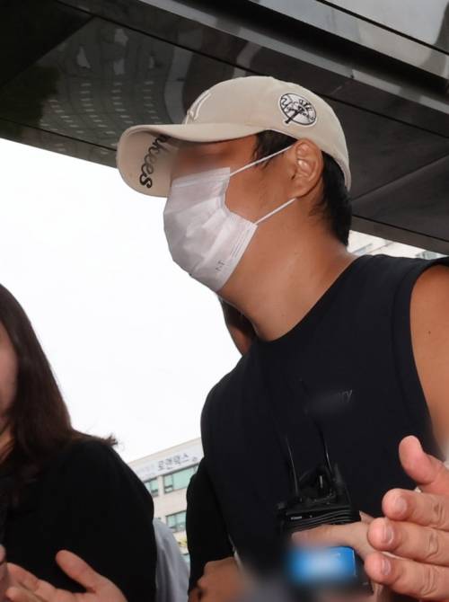 일가족 살해 혐의  A씨 영장실질심사 - 13일 오후 부천시 원미구 인천지방법원 부천지원으로 지난 10일 경기 김포시 한 단독주택에서 60∼70대 부모와 30대 형 등 일가족 3명을 흉기로 살해한 혐의를 받는 30대 A씨가 구속 전 피의자 심문(영장실질심사)을 받기 위해 출석하고 있다.  2025.07.13. 뉴시스