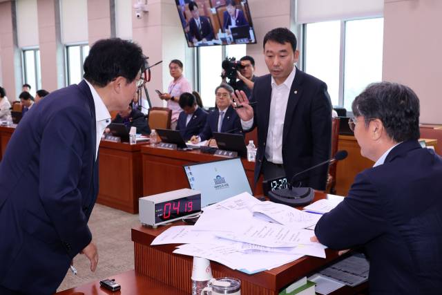 1일 서울 여의도 국회에서 방송 3법, 노란봉투법, 상법 등 을 심의, 의결하기 위해 열린 법제사법위원회 전체회의에서 국민의힘 간사 박형수 의원, 이춘석 위원장, 더불어민주당 김용민 간사가 대화하고 있다. 연합뉴스