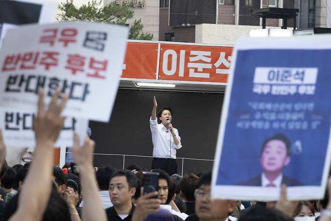 5월30일 이준석 개혁신당 대선 후보가 서울 신촌에서 유세를 하고 있는 가운데 지난 대선 토론회에서 이 후보가 했던 여성 혐오 발언을 규탄하는 시민들이 손피켓을 들고 항의하고 있다. ⓒ시사IN 이명익