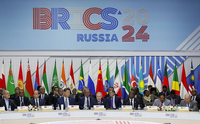 지난해 10월24일 푸틴 러시아 대통령(가운데)이 브릭스(BRICS) 정상회의에서 연설하고 있다.ⓒEPA