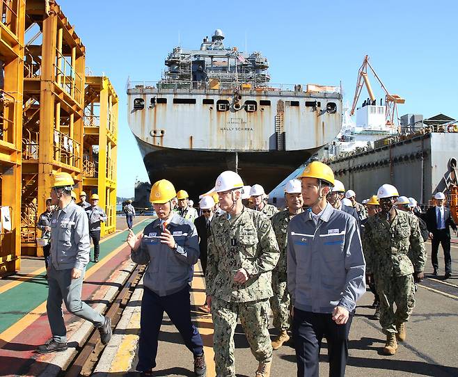 지난해 10월24일 김동관 한화그룹 부회장(오른쪽)과 미국 해군 태평양함대 사령관 스티븐 쾰러 제독(가운데)이 거제사업장에서 정비 중인 월리 쉬라함 정비 현장을 둘러보는 모습 ⓒ한화오션 제공