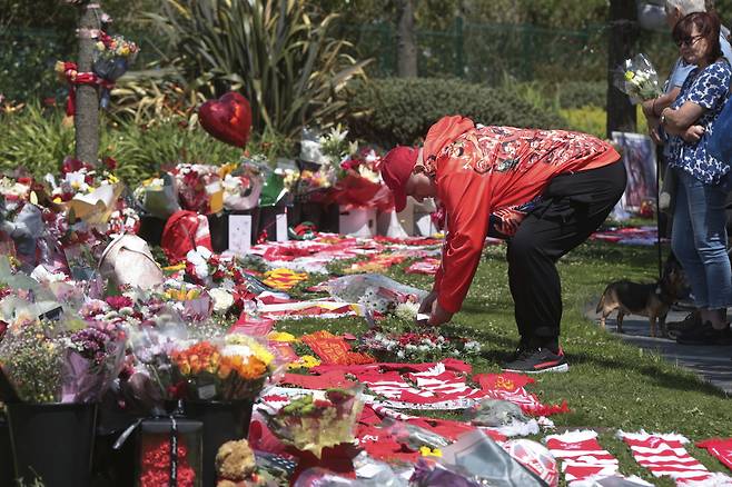 추모하는 축구 팬. AP연합뉴스