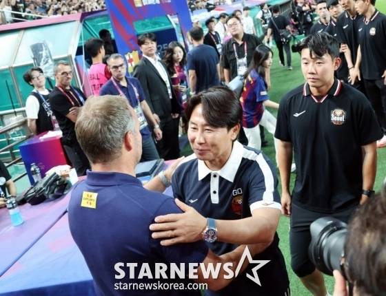 한지 플릭(왼쪽) 감독과 김기동(가운데) 감독이 경기 전 포옹하고 있다. /사진=강영조 기자