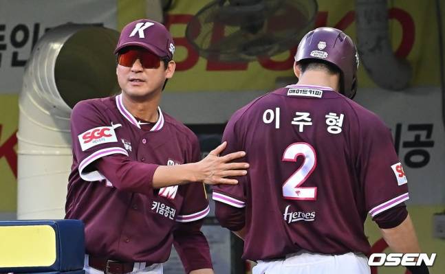 아쉬움을 안고 타석으로 물러나는 이주형(오른쪽)과 격려하는 설종진 감독 대행.