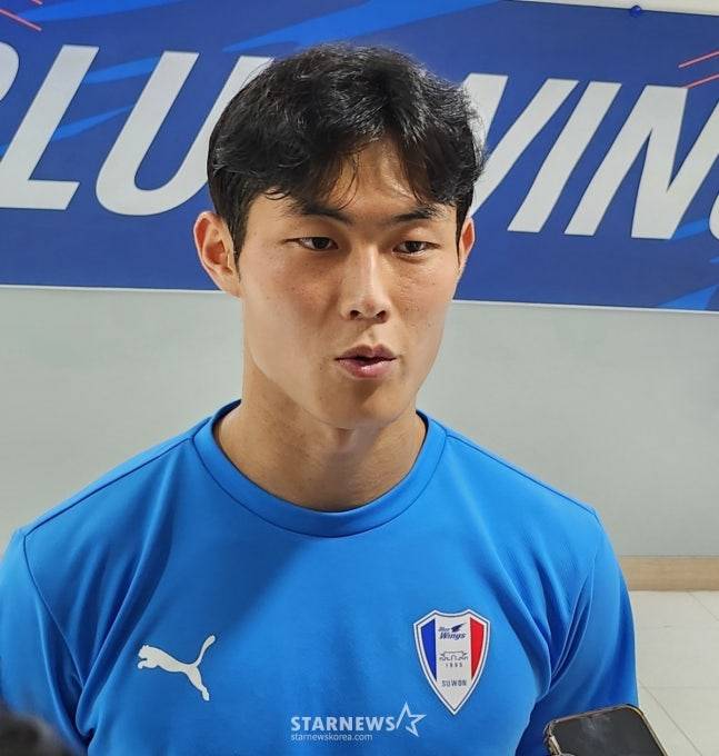 Kang Sung -jin responds to the interview with the reporter after the game with Seoul E -Land. /Photo = Reporter Park Gundo