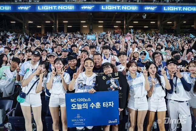 손아섭이 NC 팬들과 기념촬영을 하고 있다. /사진=NC 다이노스 제공
