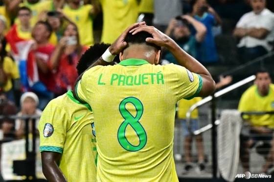 루카스 파케타가 머리를 감싸쥐고 있다. /AFPBBNews=뉴스1