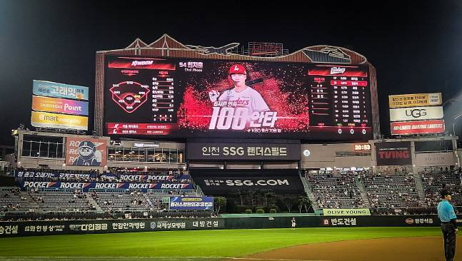 최지훈의 6시즌 연속 100안타를 기념하는 영상이 전광판에 상영되고 있다. /사진=SSG 랜더스 제공