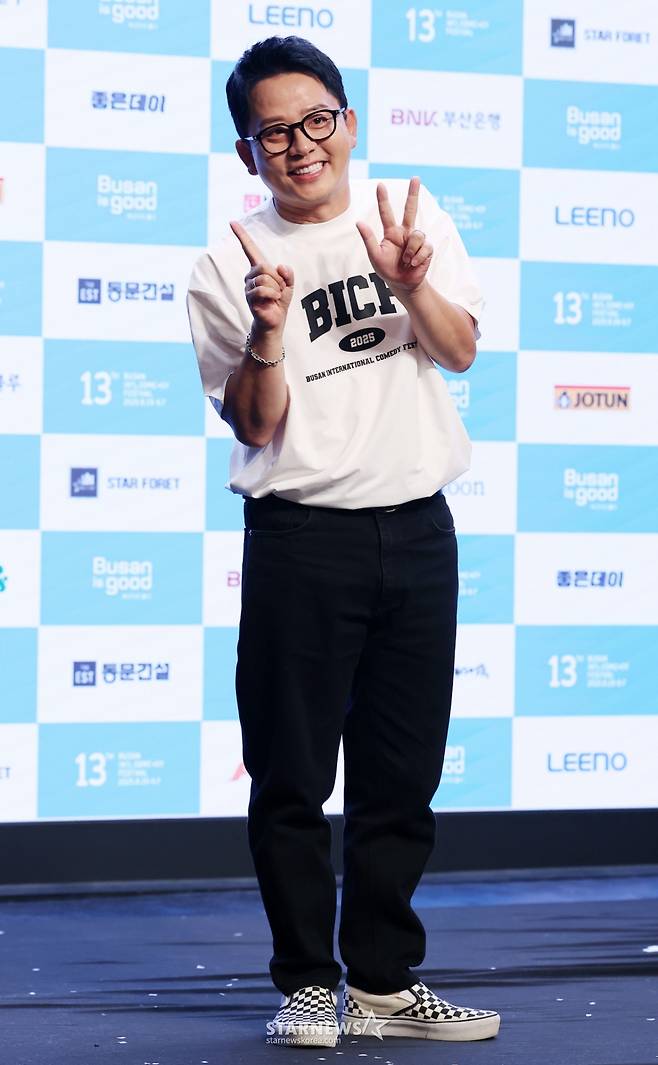 BICF의 집행위원장을 맡은 개그맨 김준호가 1일 서울 마포구 상암 스탠포드 호텔에서 진행된 제13회 '부산국제코미디페스티벌' 기자간담회에 참석해 포즈를 취하고 있다. /2025.08.01 /사진=김휘선 hwijpg@