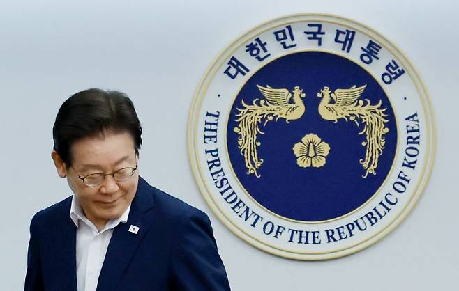 이재명 대통령이 30일 서울 용산 대통령실 청사에서 열린 비상경제점검 태스크포스(TF) 3차회의에 입장하고 있다. [사진 | 뉴시스]