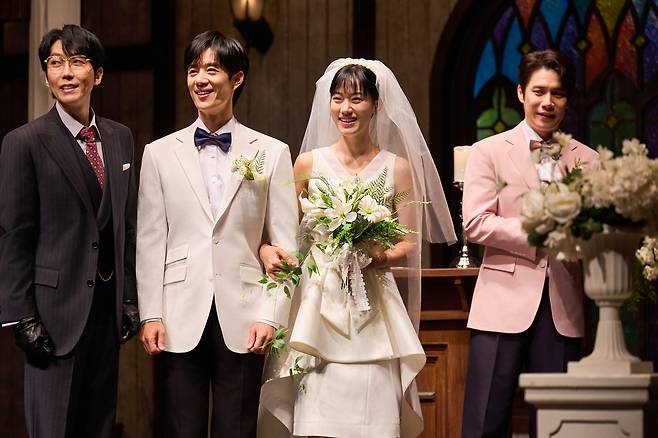 연극 <미러>는 위장 결혼극을 통해 자기 반영적 성찰을 인식하는 관객 참여극이다. 엠비제트컴퍼니 제공