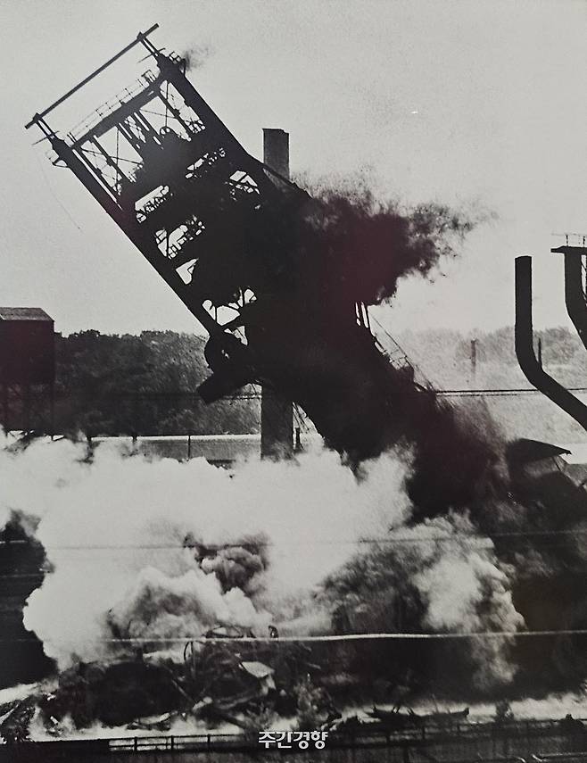 영타운 제철소 용광로탑 철거 사진 / 손호철 제공