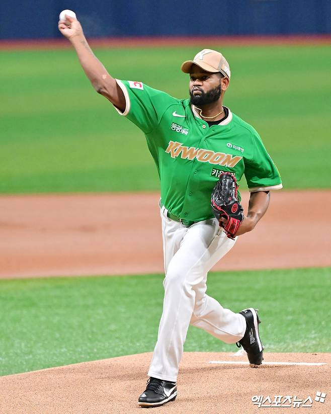 키움 히어로즈 외국인 투수 라울 알칸타라가 1일 서울 고척스카이돔에서 열린 2025 신한 SOL Bank KBO리그 롯데 자이언츠와의 팀 간 13차전에 선발등판, 8이닝 무실점 호투로 팀 승리를 견인했다. 사진 김한준 기자