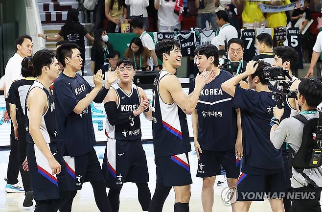 한국 승리 (안양=연합뉴스) 홍기원 기자 = 13일 경기도 안양정관장아레나에서 열린 2025 남자농구 국가대표 평가전 한국과 일본의 경기. 84-69로 승리한 한국 선수들이 기뻐하고 있다. 2025.7.13 xanadu@yna.co.kr
