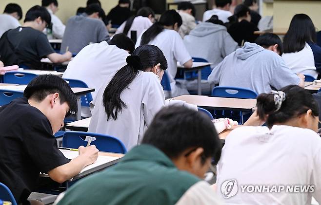 공부하는 학생들 [연합뉴스 자료사진]