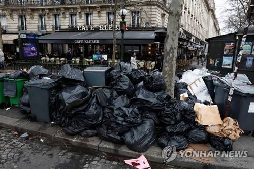 연금 개혁 반대 파업 당시 프랑스 파리 길거리에 쌓인 쓰레기들 [로이터=연합뉴스 자료사진. 재판매 및 DB 금지]