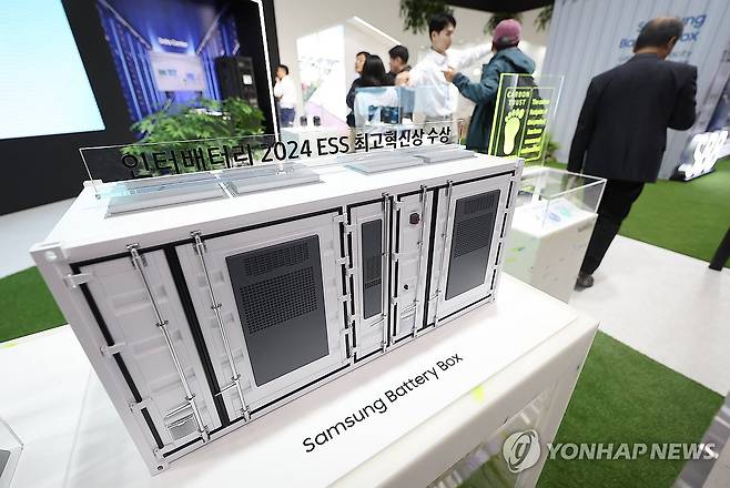 코리아스마트그리드엑스포 2024에 전시된 ESS 모형 (서울=연합뉴스) 김성민 기자 = 3일 오후 서울 강남구 코엑스에서 열린 '코리아스마트그리드엑스포 2024'에서 관람객들이 ESS 모형을 둘러보고 있다. 2024.4.3 ksm7976@yna.co.kr