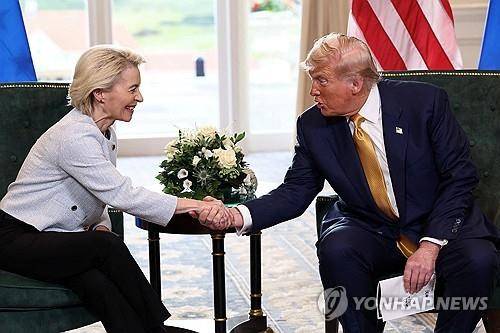 무역 협상 타결한 EU와 미국  (로이터=연합뉴스) 도널드 트럼프 미국 대통령과 우르줄라 폰데어라이엔 EU 집행위원장이 지난달 27일(현지시간) 영국 스코틀랜드 턴베리에서 무역 협상 타결을 발표한 뒤 악수하는 모습. [재판매 및 DB 금지]