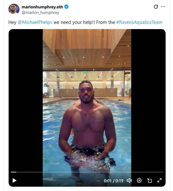 펠프스에게 수영 강습을 요청하는 NFL 볼티모어 레이번스 선수들. [말론 험프리 SNS. 재판매 및 DB 금지]