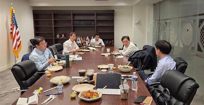 뉴욕 총영사관에서 도시락을 먹으며 주요 이슈를 정리하는 모습 [김정관 산업통상자원부 장관 홈페이지 캡쳐. 재판매 및 DB 금지]