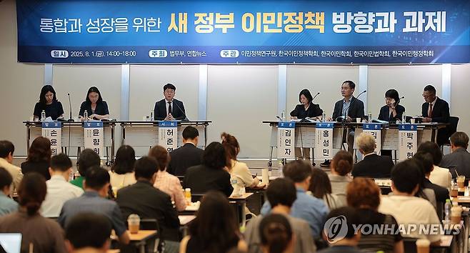새 정부 이민정책 방향·과제 포럼 (서울=연합뉴스) 김인철 기자 = 1일 서울 종로구 연합뉴스 연우홀에서 열린 '통합과 성장을 위한 새 정부 이민정책 방향과 과제' 포럼에서 허준영 한국행정연구원 선임연구위원(왼쪽 세번째)이 발언하고 있다. 2025.8.1 yatoya@yna.co.kr