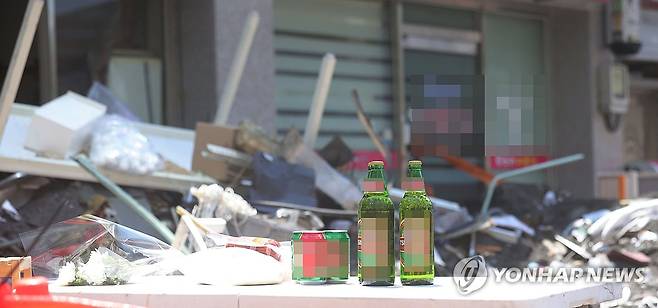 창원 건물 천장 붕괴 현장에 놓인 국화와 맥주 (창원=연합뉴스) 정종호 기자 = 1일 경남 창원 마산회원구 양덕동 노후 건물 천장 붕괴 사고 현장 모습. 주변에 국화와 맥주 등이 놓여 있다. 전날 밤 이곳 건물 2층 바닥(1층 천장)이 무너져 1층에 있던 50대가 숨지고, 2층에 있던 3명이 경상을 입었다. 2025.8.1 jjh23@yna.co.kr
