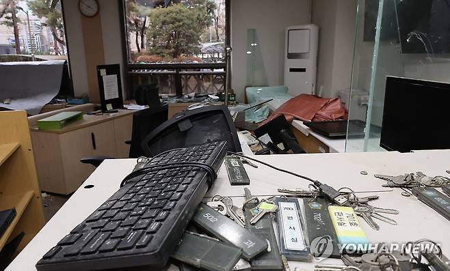 폭력과 난동이 휩쓸고 지나간 서부지법 [연합뉴스 자료사진]
