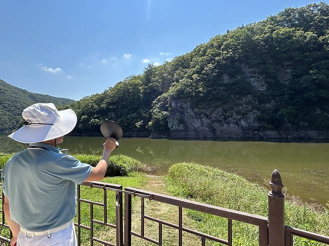 반구대 암각화는 어디에      (울산=연합뉴스) 김예나 기자 = 19일 이윤균 울산광역시 문화관광해설사가 국보 '울주 대곡리 반구대 암각화' 위치를 설명하고 있다. 지난달 울산을 비롯해 전국 곳곳에 집중 호우가 내린 가운데 사연댐 수위가 상승하면서 반구대 암각화는 7월 19일부터 약 2주째 물에 잠긴 상태다. 2025.8.1
    yes@yna.co.kr