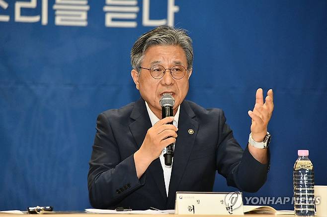 타운홀 미팅서 답변하는 허민 국가유산청장 (서울=연합뉴스) 허민 국가유산청장이 1일 울산 울주군 울산전시컨벤션센터에서 유네스코 세계유산에 등재된 반구천의 암각화를 통한 지역경제 활성화 방안을 논의하기 위해 열린 타운홀미팅에서 주민 질의에 답변하고 있다. 2025.8.1 [국가유산청 제공. 재판매 및 DB 금지] photo@yna.co.kr