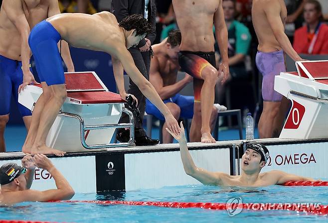 2024 파리 올림픽 계영 800ｍ 결승 경기 후 김우민(오른쪽)과 황선우의 모습. [연합뉴스 자료사진]