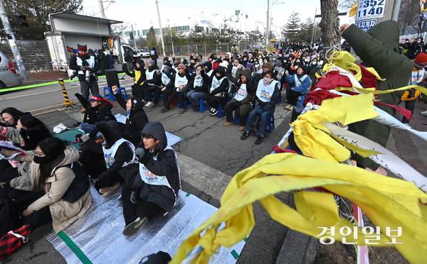 평택시 한국니토옵티칼 평택공장 앞에서 열린 ‘희망뚜벅이 집중문화제’에서 전국금속노동조합원들이 고용승계를 요구하며 구호를 외치고 있다. 2025.2.23 /최은성기자 ces7198@kyeongin.com