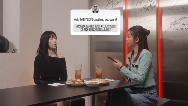 지난해 배우 겸 가수 혜리의 유튜브 콘텐츠 혤's club에 출연한 가수 태연이 질문에 답하고 있다. 혜리 유튜브 채널 캡처