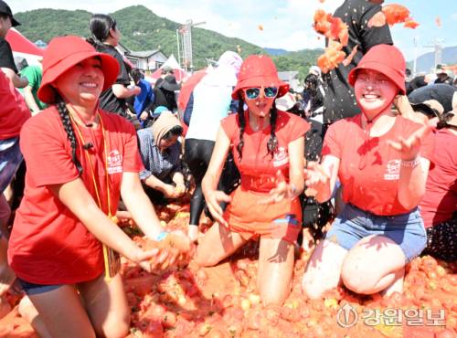 2일 화천 사내면 사창리에서 열린 2025 화천토마토축제에서 관광객들이
