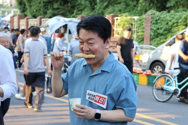 2일 오전 대구 달성공원 새벽시장을 방문한 안철수 국민의힘 당 대표 후보가 어묵을 먹고 있다. 안철수 의원실 제공