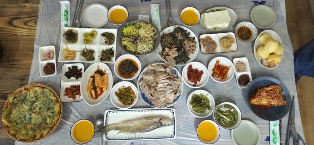 지리산에서 채취한 신선한 나물과 채소로 자연의 맛을 그대로 느끼게 해주는 산채정식과 흑돼지 수육./옥영숙 시인/