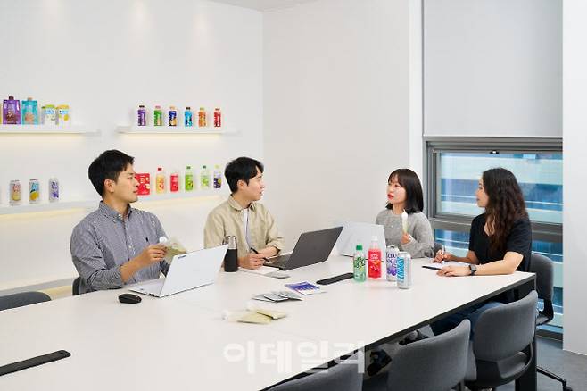 이그니스 회의실에서 직원들이 회의하고 있다. (사진=이그니스)