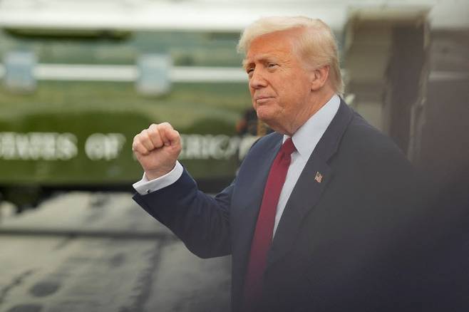 U.S. President Donald Trump gestures as he arrives at Lehigh Valley International Airport in Allentown, Pennsylvania, U.S., August 1, 2025. REUTERS/Ken Cedeno