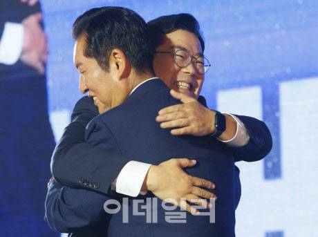 박찬대 더불어민주당 당대표 후보가 2일 오후 경기도 고양 킨텍스에서 열린 임시전국당원대회에서 자신과의 당대표 경선에서 승리한 정청래 신임 당대표에게 축사인사를 건넨 후 포옹을 하고 있다. (사진=방인권 기자)