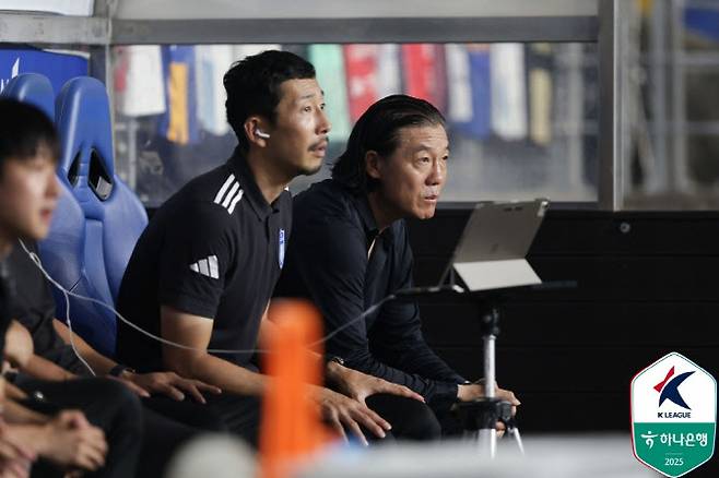 김판곤 울산 HD 감독이 수원FC와 고별전에서 경기를 지켜보고 있다. 사진=프로축구연맹