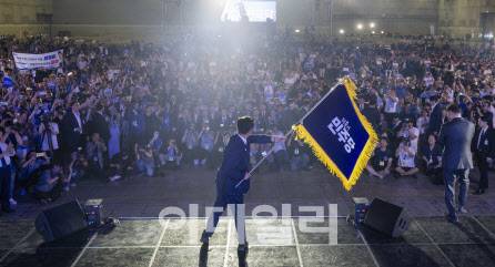 [이데일리 방인권 기자] 정청래 더불어민주당 신임 당대표가 2일 경기 고양시 킨텍스에서 열린 제2차 임시전국당원대회에서 당기를 흔들고 있다.
