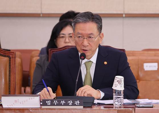 정성호 법무부 장관이 1일 국회에서 열린 법제사법위원회 전체회의에서 의원질의에 답하고 있다. 〈사진=연합뉴스〉