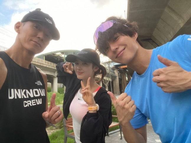 션, 뉴진스 다니엘과 아침 러닝 후 포즈를 취한 박보검(왼쪽부터). [사진=션 SNS]